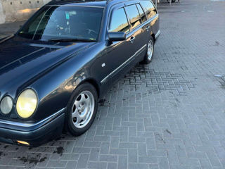 Mercedes E-Class Wagon foto 2