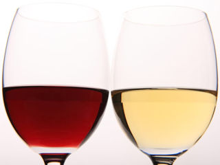 Vând vin alb și roșu de casa de calitate superioara.