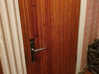 Железная дверь  960/2100   usa de metal captusita pe ambele parti cu lemn 960/2100