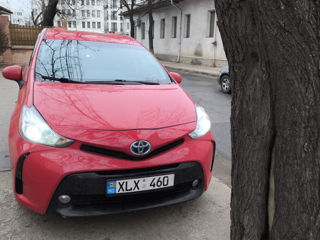 Toyota Prius v foto 5