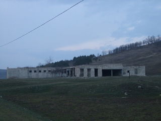 Cladiri 900 m2,1200 m2 pe 1.7 ha,teren agricol 400ha  Ungheni s.Bogeni-frigid,deposit, 38000 eur