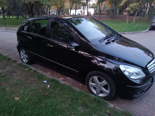 Mercedes B-Class foto 2