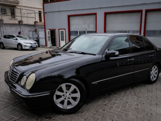 Mercedes E-Class foto 1