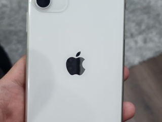 Продам iPhone 11 64gb белый, почти новый в броне