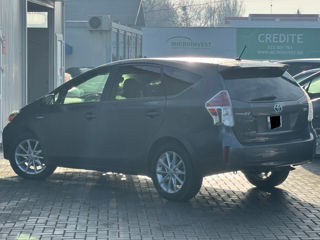 Toyota Prius v foto 3