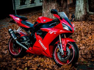 Yamaha R1 foto 1