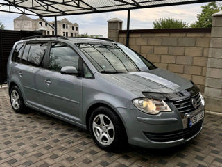 Volkswagen Touran foto 2