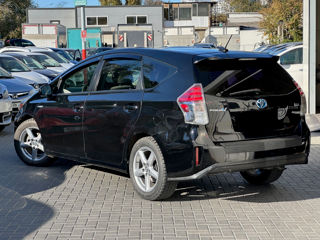 Toyota Prius v foto 3