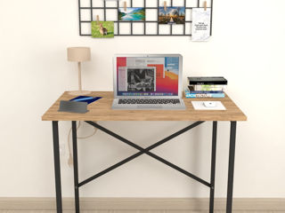 Masă de birou cu aspect simplu şi liniar