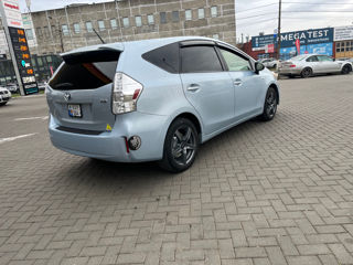 Toyota Prius v foto 3