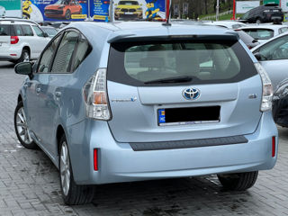 Toyota Prius v foto 5