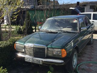 Mercedes Series (W123) foto 1