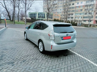 Toyota Prius v foto 3