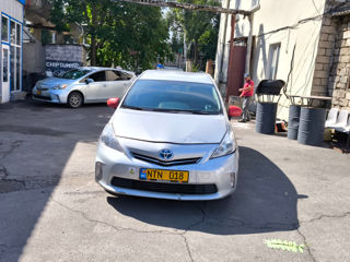 Toyota Prius v foto 2