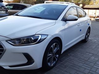 Hyundai Elantra foto 1