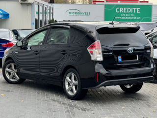 Toyota Prius v foto 5