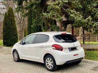 Peugeot 208 foto 2