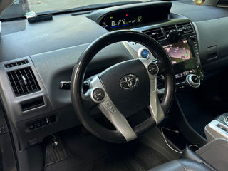 Toyota Prius v foto 3