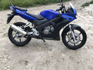 Honda CBR125R foto 2