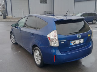 Toyota Prius v foto 3