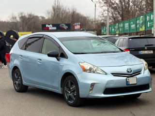 Toyota Prius v foto 5