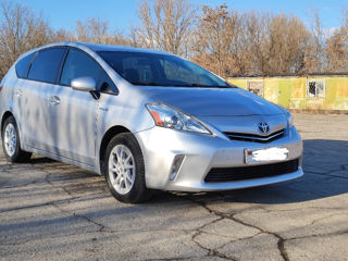 Toyota Prius v foto 2