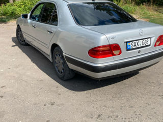 Mercedes E-Class foto 2