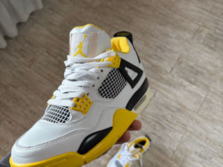 Jordan 4 ,,Vivid Sulfur foto 2