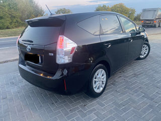 Toyota Prius v foto 2