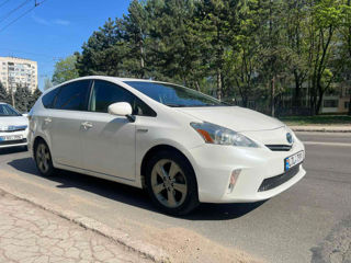 Toyota Prius v foto 2