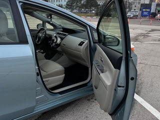 Toyota Prius v foto 8