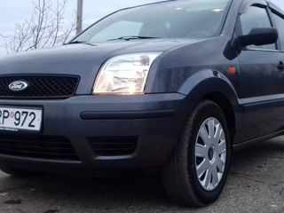 Ford Fusion foto 2