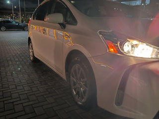 Toyota Prius v foto 2