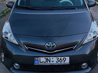 Toyota Prius v foto 9