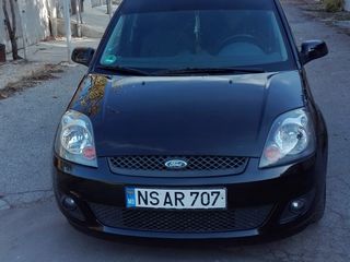 Ford Fiesta foto 1