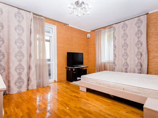 Apartament cu 2 camere, 68 m², Centru, Chișinău foto 2