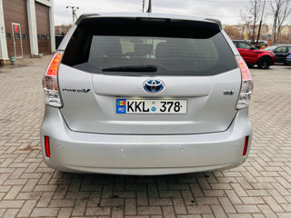 Toyota Prius v foto 4