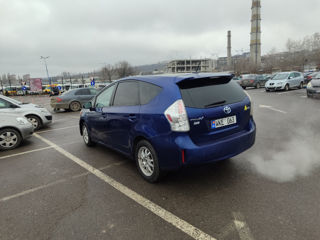 Toyota Prius v foto 2