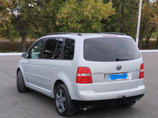 Volkswagen Touran foto 2