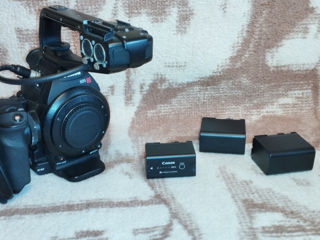 Продам  кинокамеру Canon eos C100