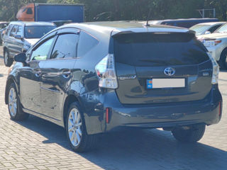 Toyota Prius v foto 5