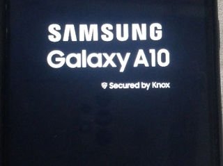 Samsung a 10 are husă și cablu de încărcat. foto 2