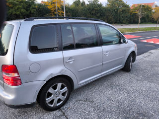 Volkswagen Touran foto 2