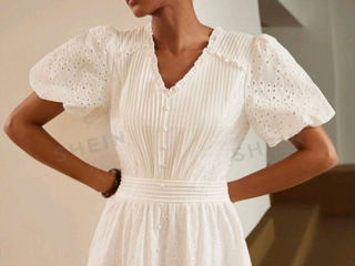 Белое плиссированное платье