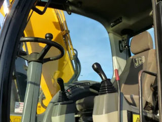 JCB JS 145W pe roți foto 6