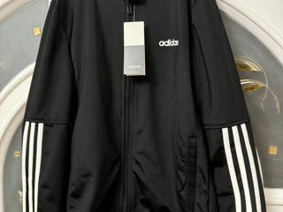 Costum sportiv nou  Adidas adus din Anglia