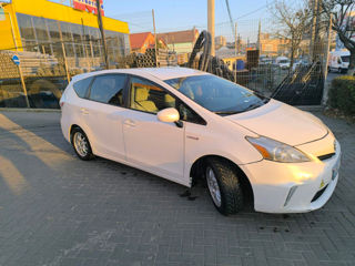 Toyota Prius v foto 6