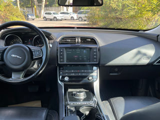 Jaguar XE foto 8