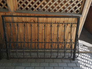 Vind 2 balustrade (perila) din metal, sau schimb pe usa din metal.