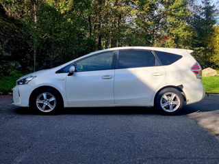 Toyota Prius v foto 3